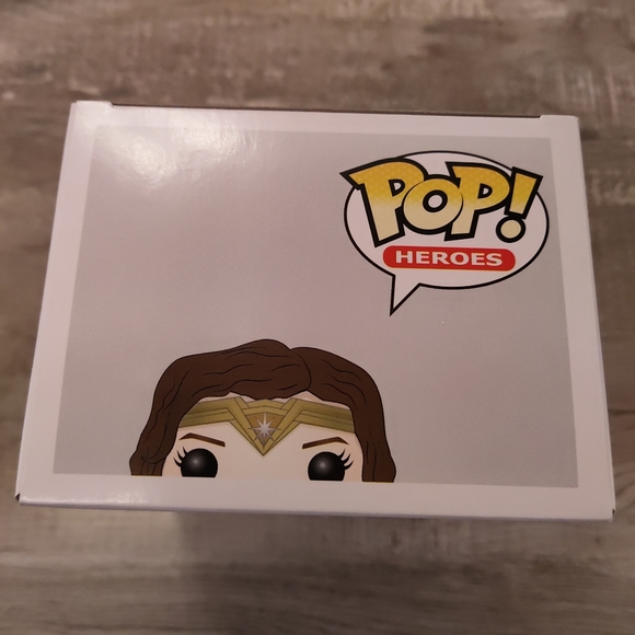 Walmart Exclusive Wonder Woman Funko Pop - Picture 5 of 5